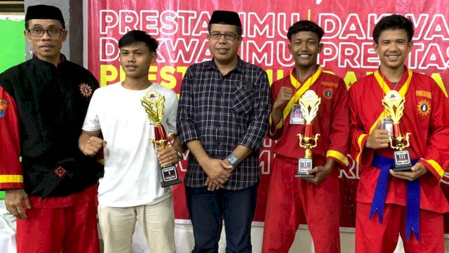 Tapak Suci Putra Muhammadiyah Cabang Sungguminasa berhasil meraih piala bergilir atau sebagai juara umum pada Kejurda I Tapak Suci Putra Muhammadiyah. (Dok. Humas Gowa)