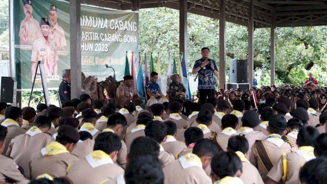 Bupati Gowa Adnan Purichta Ichsan hadir memberikan motivasi pada ratusan anggota Pramuka Kabupaten Gowa, di sela-sela "Jumpa Tokoh" Raimuna Cabang Gowa, di Bumi Perkemahan Cadika HM Yasin Limpo, Kecamatan Bajeng, Jum'at (24/02). (Dok. Humas Gowa)