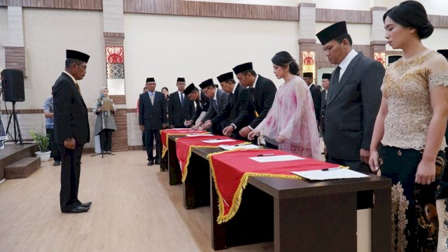 Kakanwil Kemenkumham Sulsel Liberti Sitinjak saat menyaksikan pengambilan sumpah dan pelantikan kepada notaris dan MPD di Sulsel yang berlangsung di Aula Kanwil Kemenkumham Sulsel, Kamis (09/02). (Dok. Humas Kanwil Kemenkumham Sulsel)