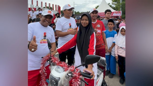 Bupati Bone Andi Fashar Padjalangi bersama Wali Kota Makassar Danny Pomanto dan Ketua DPRD Makassar Rudianto Lallo, menyerahkan hadiah undian kepada pemenang Jalan Sehat IKA Unhas Bone, Minggu (26/02/2023). (Istimewa)