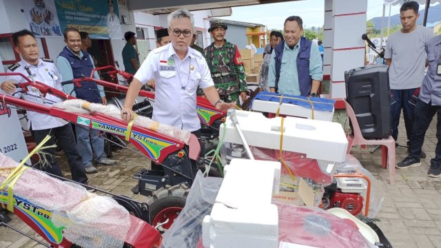 Penyerahan bantuan dari Program Pengembangan dan Pemberdayaan Masyarakat (PPM) oleh PT. Vale Indonesia yang diterima langsung oleh Bupati Luwu Timur, Budiman, Rabu (15/02/2023). (Istimewa)
