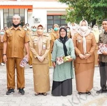 Lima Pegawai RSUD Andi Makkasau Parepare Purnabakti, Direktur Berikan Cendramata