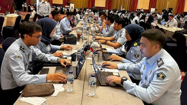Puluhan pegawai Kanwil Kemenkumham Sulsel saat mengikuti Rekonsiliasi dan Pemutahiran Data Laporan Keuangan dan Barang Milik Negara (BMN) di Hotel The Ritz Carlton Jakarta, kemarin. (Dok. Humas Kanwil Kemenkumham Sulsel)