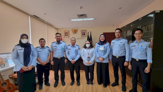 Tim Kanwil Kemenkumham Sulsel yang dipimpin Kepala Bagian Program dan Humas Kanwil Kemenkumham Sulsel Fajrin saat melakukan pertemuan dengan Inspektorat Jenderal yang diterima Auditor Madya Inspektorat Wilayah I Superman beserta Tessa Leo Marlino, di Ruang Kerja Inspektorat Wilayah I, Rabu (01/02). (Dok. Humas Kanwil Kemenkumham Sulsel)
