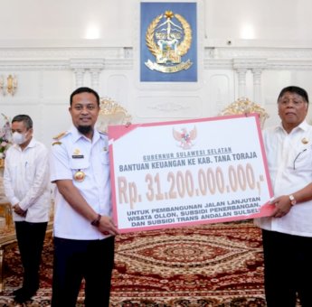 Tuntaskan Wisata Ollon dan Subsidi Tiket Penerbangan, Gubernur Serahkan Bantuan Rp31,2 Miliar ke Pemkab Tana Toraja