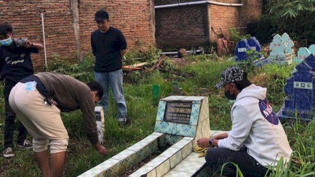 Ady Setiawan (kanan) menziarahi makam Kusnadi Kamaluddin. (Istimewa)