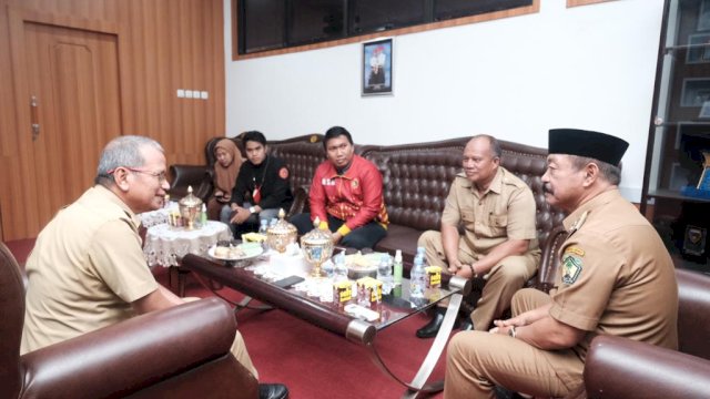 Pengurus Tapak Suci Putera Muhammadiyah Kabupaten Gowa saat melakukan audiens dengan Wakil Bupati Gowa Abd Rauf Malaganni, di ruangannya, di Kantor Bupati Gowa, Rabu (01/02). (Dok. Humas Gowa)