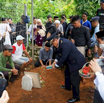 Kadiv Im Kanwil Kemenkumham Sulsel Hadiri Langsung Pemakaman Pegawai Imigrasi Terbaik