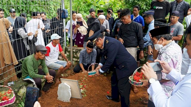 Suasana pelepasan salah satu pegawai Imigrasi asal Sulawesi Selatan Moh. Reza Fahrevi Maulana oleh Kepala Divisi Keimigrasian Kanwil Kemenkumham Sulsel, Jaya Saputra, di Perkuburan Bontopenno, Jalan Poros Pattene, Kabupaten Maros, Rabu (01/02). (Dok. Humas Kanwil Kemenkumham Sulsel)