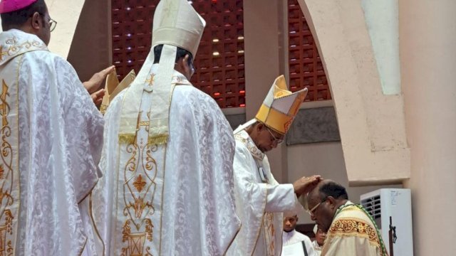 Prosesi Pentahbisan Uskup Jayapura Mgr.Yanuarus Theofilus Maatopai You, Pr oleh Dubes Vatikan untuk RI. (Istimewa)