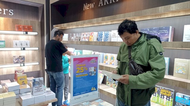 Salah satu pengunjung Store Gramedia Pettarani melihat-lihat aneka buku bacaan yang ditawarkan, Kamis (02/02). Pembukaan store baru Gramedia dihadiri langsung Wali Kota Makassar Moh. Ramadhan Pomanto. (Chaerani/Republiknews.co.id).
