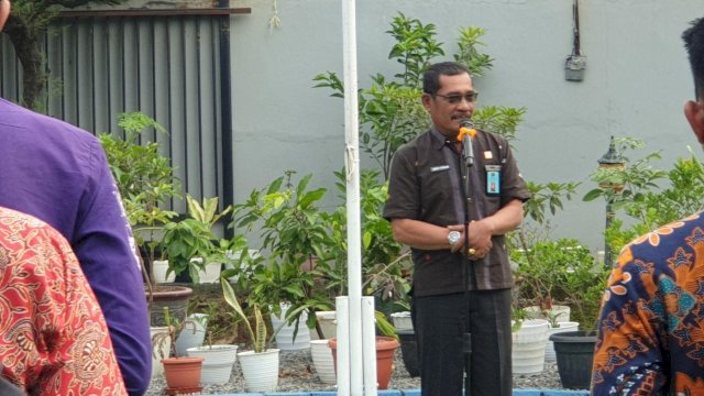 Kakanwil Kemenkumham Sulsel Liberti Sitinjak saat memberikan arahan kepada pegawai di sela Apel Pagi, di Halaman Kanwil Kemenkumham Sulsel, Kamis (02/02). (Dok. Humas Kanwil Kemenkumham Sulsel)