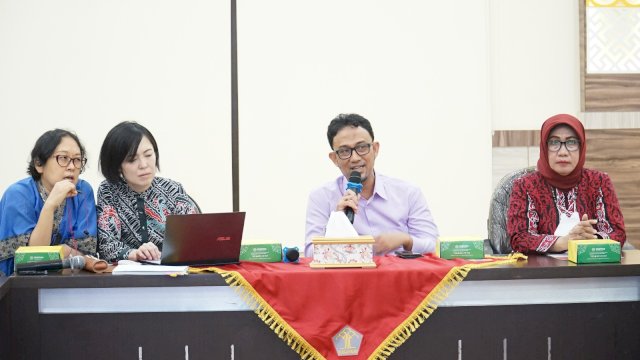 Kepala Divisi Pelayanan Hukum dan HAM Kanwil Kemenkumham Sulsel Hernadi (tengah) saat menghadiri pertemuan dengan Delegasi JICA dan Ditjen Peraturan Perundang-undangan, di Aula Kanwil Kemenkumham Sulsel, kemarin. (Dok. Humas Kanwil Kemenkumham Sulsel)