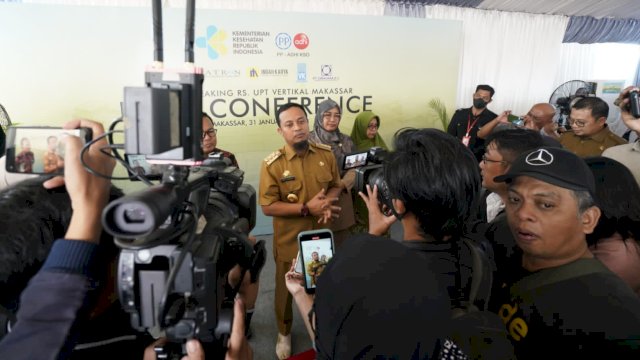 Gubernur Sulsel Andi Sudirman Sulaiman, memberikan keterangan pers terkait warga yang ditabrak Kereta Api, Kamis (02/03/2023). (Istimewa)