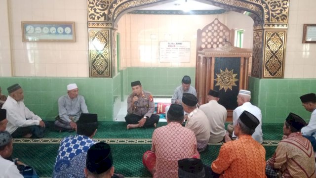Kapolsek Bontomatene Iptu Suhardiman, memberikan arahan pada warga di Masjid Nurul Yaqin Muhammadiyah, Jumat (03/02/2023). (Istimewa)