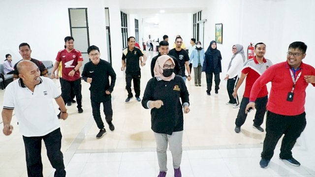 Sejumlah pegawai Kanwil Kemenkumham Sulsel saat mengikuti Senam Bersama secara virtual, di Aula Kanwil Kemenkumham Sulsel, Jumat (03/02). (Dok. Humas Kanwil Kemenkumham Sulsel)