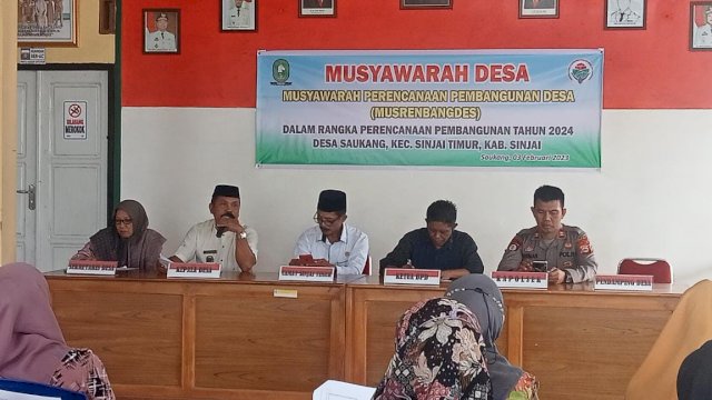Kepala Desa Saukang, Waris, saat menyampaikan sambutan pengantar di hadapan Warga, Jumat (03/02/2023). (Istimewa)
