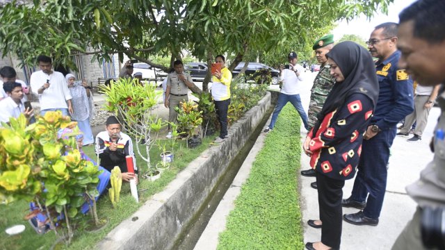 Bupati Luwu Utara Indah Putri Indriani menyaksikan langsung pemasangan patok batas bidang tanah di Desa Sepakat. Jumat (02/02/2023)