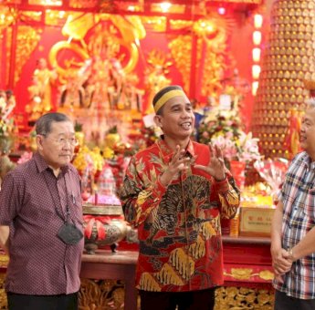 Jelang Cap Go Meh, Ketua DPRD Rudianto Lallo Kunjungi Klenteng Xian Ma Makassar
