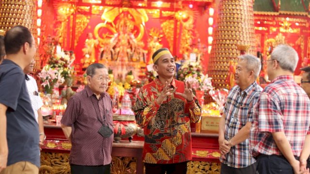 Ketua DPRD Kota Makassar Rudianto Lallo, saat mengunjungi Kelteng Xian Ma, Jumat (03/02/2023). (Istimewa)