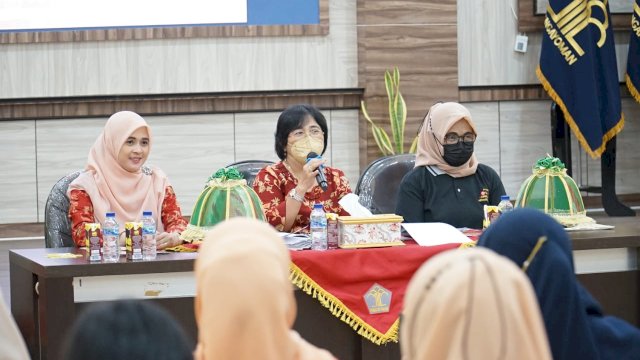 Ketua DWP Pengayoman Kanwil Kemenkumham Sulsel Dame Yosefina saat memberikan pemaparan pada Seminar Pengasuhan Orang Tua Pada Anak, di Aula Kanwil Kemenkumham Sulsel, Jumat (03/03). (Dok. Humas Kanwil Kemenkumham Sulsel)