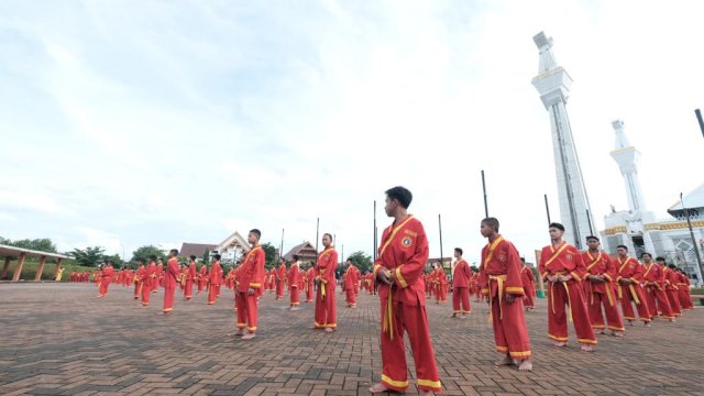 Ratusan atlet tapak suci dari berbagai perwakilan cabang dan unit latihan di Kabupaten Gowa mengikuti Kejuaraan Daerah (Kejurda) I Tapak Suci Putra Muhammadiyah Kabupaten Gowa. Kegiatan dibuka langsung oleh Wakil Bupati Gowa Abd Rauf Malaganni di Lapangan RTH Syekh Yusuf, Jumat (03/02). (Dok. Humas Gowa)
