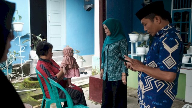 Wakil Ketua TP PKK Kabupaten Gowa Musaddiyah Rauf saat mengunjungi salah satu desa di Kabupaten Gowa untuk memberikan makanan tambahan dan edukasi gizi, kemarin. (Dok. Humas Gowa)