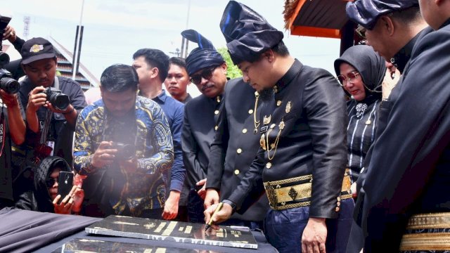 Gubernur Sulawesi Selatan Andi Sudirman Sulaiman, menandatanganan Prasasti Peresmian Jalan Ruas Batu Tongkarayya - Goa Passea, di Desa Lembanna, Kabupaten Bulukumba, Sabtu (04/02/2023). (Istimewa)