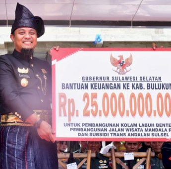 Gubernur Sulsel Serahkan Bantuan Keuangan Rp 25 Miliar, untuk Bulukumba