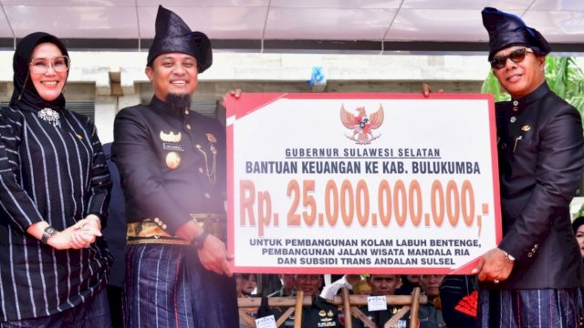 Gubernur Sulsel Andi Sudirman Sulaiman, didampingi Ketua DPRD Andi Ina Kartika Sari, menyerahkan secara simbolis senilai Rp 25 Miliar kepada Bupati Bulukumba Andi Muchtar Ali Yusuf, Sabtu (04/02/2023). (Istimewa)