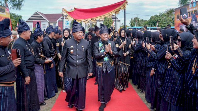 Bupati Bulukumba Andi Muchtar Ali Yusuf (Andi Utta) mendampingi Gubernur Sulsel Andi Sudirman Sulaiman, saat menghadiri Hari Jadi Kabupaten Bulukumba ke-63, Sabtu (04/03/2023). (Istimewa)