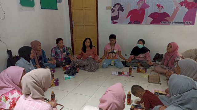 Puluhan perempuan positif HIV di Makassar saat mengikuti Healthy Cooking and Mental Health Workshop di Kantor Community Based Center Yayasan Gaya Celebes (CBC YGC), di Jalan Andi Djemma, No.50, Kota Makassar, Sabtu (04/02). Kegiatan tersebut merupakan rangkaian Love Positive Woman yang digelar IPPI Sulawesi Selatan. (Chaerani/Republiknews.co.id)