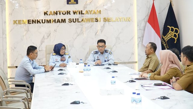 Jajaran Kanwi Kemenkumham Sulsel saat menerima kunjungan Dinas Penanaman Modal dan Pelayanan Terpadu Satu Pintu (DPM-PTSP) Kabupaten Sinjai dalam rangka Roadshow Pembentukan Mall Pelayanan Publik Kabupaten Sinjai, di Aula Kanwil Kemenkunhan Sulsel, kemarin. (Dok. Humas Kanwil Kemenkumham Sulsel)