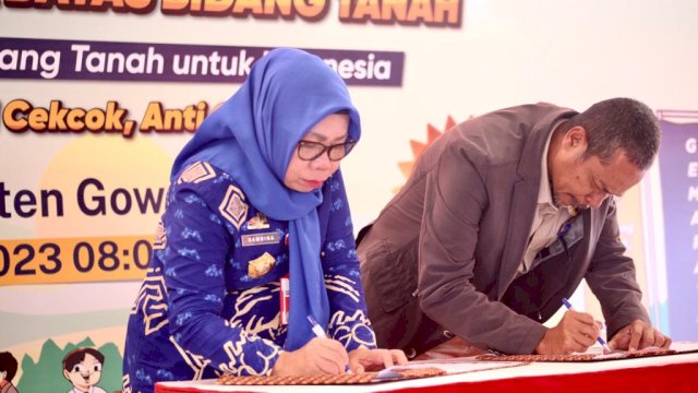 Sekretaris Daerah Kabupaten Gowa Kamsina di sela-sela Peluncuran GEMAPATAS Sebanyak 1 Juta Patok Batas, di Kabupaten Gowa yang berlangsung di Bontobaddo, Kelurahan Bontoramba, Kecamatan Sombaopu, kemarin. (Dok. Humas Gowa)