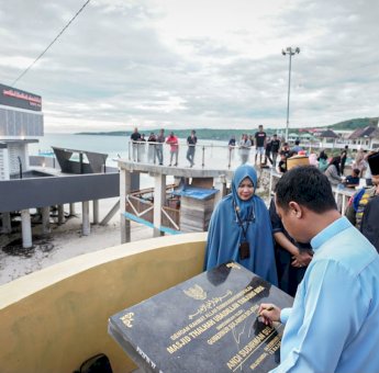 Berdiri di Pusat Wisata Tanjung Bira, Gubernur Andi Sudirman Resmikan Masjid Terapung Thalhah Ubaidillah