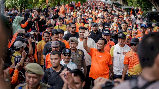 Gubernur Sulsel Andi Sudirman Sulaiman, saat mengikuti Jalan Sehat Anti Mager bersama ribuan masyarakat Kabupaten Bulukumba, Minggu (05/02/2023). (Istimewa)