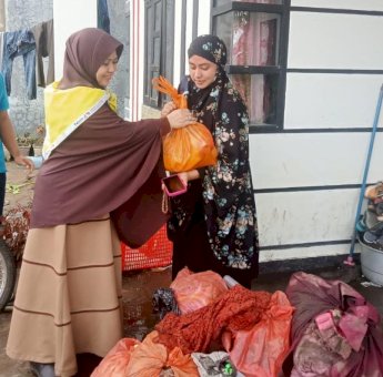 Ketua TP PKK Parepare Erna Rasyid Taufan Salurkan Bantuan di Lokasi Terdampak Banjir