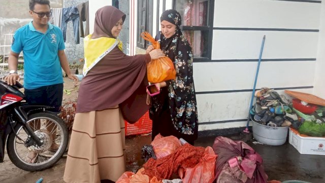 Ket : Ketua TP PKK Kota Parepare, Erna Rasyid Taufan saat menyalurkan bantuan di lokasi terdampak bajir (Humas Pemkot Parepare)