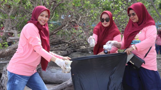 DWP Selayar Gelar Aksi Bersih dan Tanam Pohon di Pantai Tamamelong