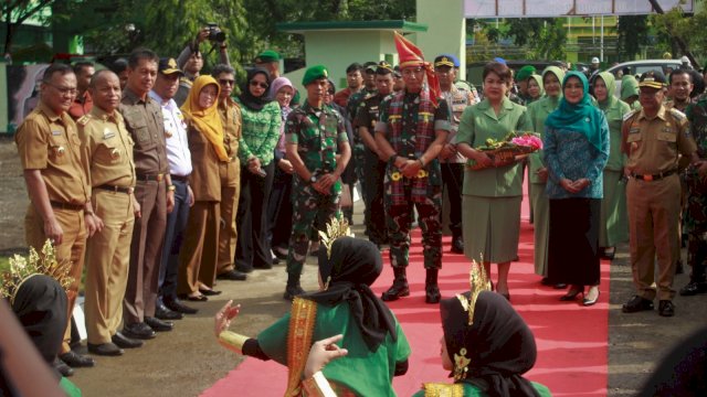 Panglima Kodam Hasanuddin Mayjen TNI Totok Imam Santoso, bersama Bupati Jeneponto Iksan Iskandar, Senin (06/02/2023). (Istimewa)
