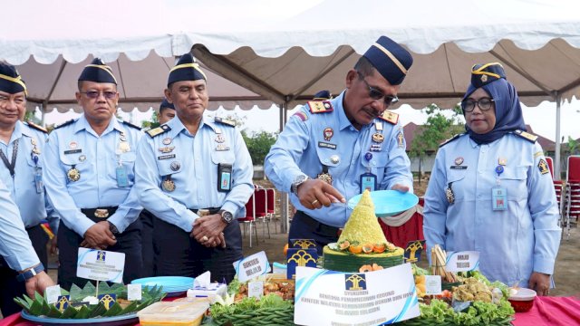 Kakanwil Kemenkumham Sulsel Liberti Sitinjak memotong tumpeng dalam rangka syukuran rencana pembangunan kantor baru Kanwil Kemenkumham Sulsel di sela-sela Apel Pagi, di Kanwil Kemenkumham Sulsel, Senin (06/02). (Dok. Humas Kanwil Kemenkumham Sulsel)