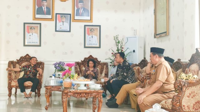 Bupati Kepulauan Selayar Muh. Basli Ali, saat menerima Tim Pemeriksa dari Badan Pemeriksa Keuangan perwakilan Provinsi Sulawesi Selatan, Senin (06/02/2023). (Istimewa)