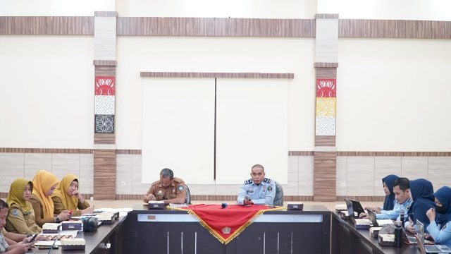 Tim perancang peraturan Kanwil Kemenkumham Sulsel saat melakukan rapat pengharmonisasian, pembulatan, dan pemantapan konsepsi bersama jajaran Pemerintah Kabupaten Gowa di Aula Kanwil Kemenkumham Sulsel, Senin (06/02). (Dok. Humas Kanwil Kemenkumham Sulsel)