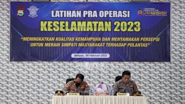 Ket : Pelaksanaan Lat Pra Ops Keselamatan dipimpin langsung oleh Kapolres AKBP. Ujang Darmawan Hadi Saputra di Baruga Mapolres Kepulauan Selayar, Senin (06/02). (Istimewa)