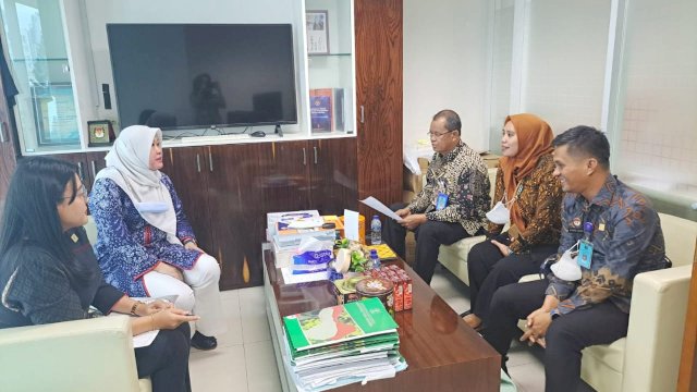 Tim Subbidang Pelayanan Administrasi Hukum Umum (AHU) Kanwil Kemenkumham Sulsel saat melakukan koordinasi untuk mendorong peningkatan layanan di wilayah. (Dok. Humas Kanwil Kemenkumham Sulsel)