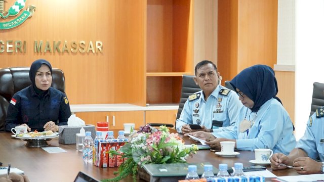 Pihak Kanwil Sulsel yang diwakili oleh Kepala Divisi Administrasi Indah Rahayuningsih bersama Kepala Divisi Pemasyarakatan Suprapto, Kabag Umum Basir, dan Kasubag Keuangan Khomaini saat melakukan koordinasi dengan Kejari Makassar, di kantornya, Selasa (07/02). (Dok. Humas Kanwil Kemenkumham Sulsel)