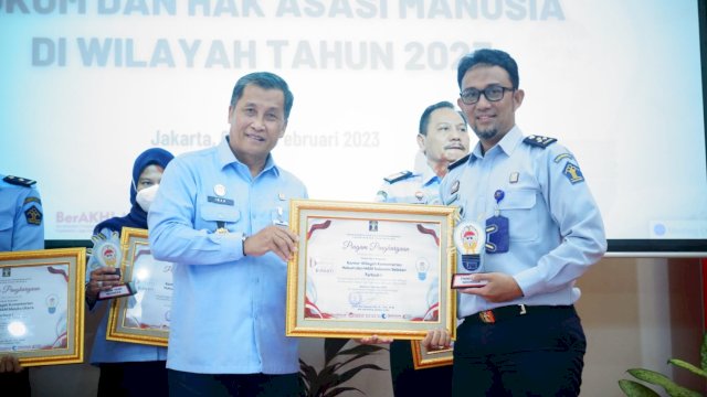 Kanwil Kemenkumham Sulsel menerima penghargaan terbaik satu pada penyelenggaraan IPK-IKM, Rabu (08/02). (Dok. Humas Kanwil Kemenkumham Sulsel)