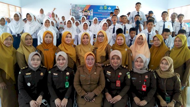 Anggota dari Kejaksaan Negeri Kepulauan Selayar bersama para Guru dan Siswa SMP Negeri 2 Bontomatene, Selasa (07/02/2023). (Istimewa)