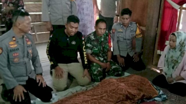 Kapolsek Ganra Iptu Asdar, bersama personel usai mengevakuasi jenazah warga Kabupaten Soppeng yang tewas tenggelam di Sungai dan ditemukan di Desa Tadang Palie, Kabupaten Wajo. (Istimewa)