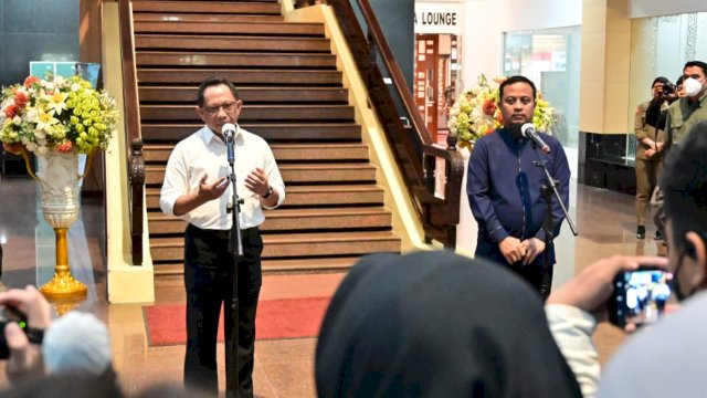 Menteri Dalam Negeri Tito Karnavian, bersama Gubernur Sulsel Andi Sudirman Sulaiman, memberikan keterangan pers usai menggelar Rapat Koordinasi Penanganan Pemulihan Ekonomi dan Inflasi Sulsel bersama Bupati dan Wali Kota se Sulsel di Kantor Gubernur Sulsel beberapa waktu lalu. (Istimewa)